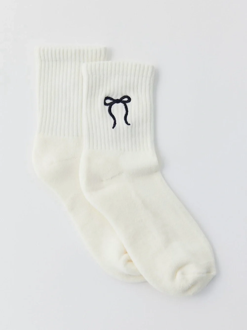UO Bow Icon Embroidered Quarter Ribbed Crew Socks